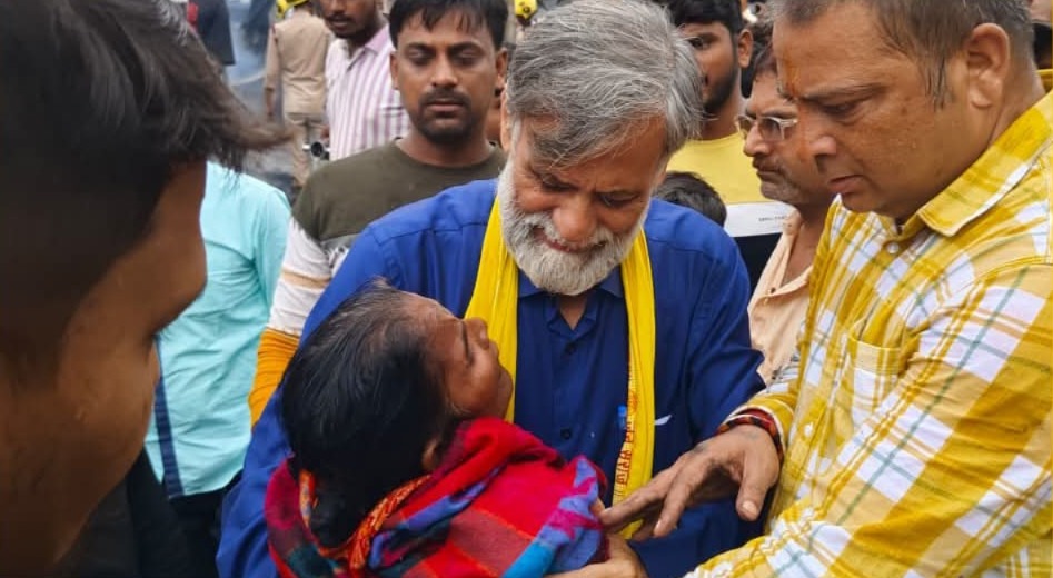 Darbhanga Cylinder Blast Victims Met by Jan Suraj Party Candidate Rakesh Mishra, Who Urges Compassion Over Politics