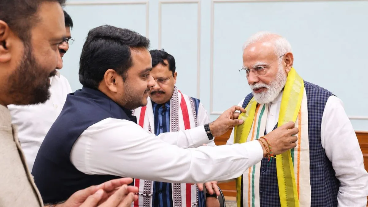 Vijay Chintakayala Gifts Handwoven Mangalagiri Shawl to PM Modi on National Handloom Day